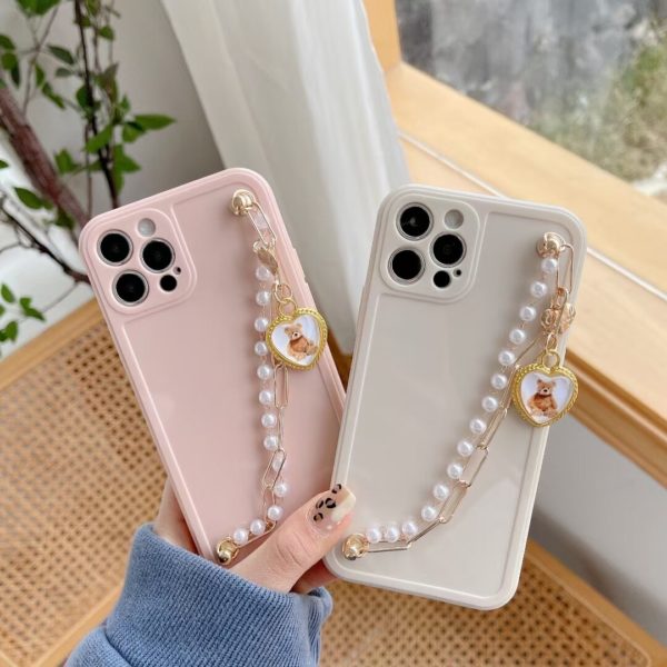 Chica con una funda para celular con correa