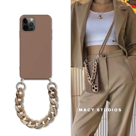 Chica con una funda para celular con correa