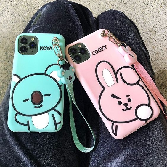 Chica con una funda para celular con correa