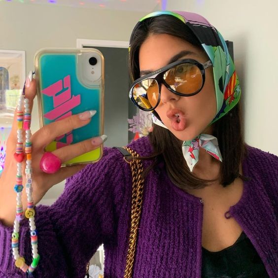 Chica con una funda para celular con correa