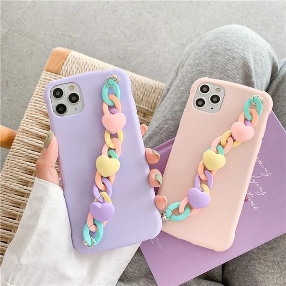 Chica con una funda para celular con correa