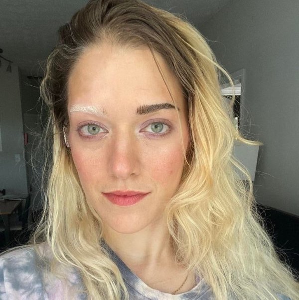 Cejas bicolor ;13 Personas con rasgos tan únicos que te enamorarán a primera vista