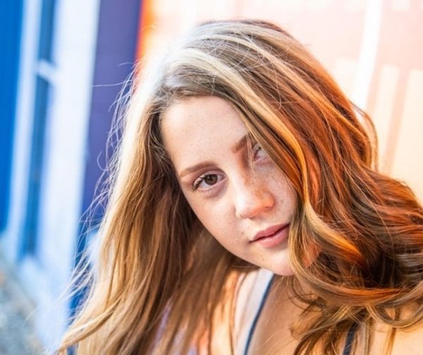 Chica con cabello a mechas ;13 Personas con rasgos tan únicos que te enamorarán a primera vista