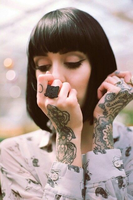 chica mostrando los tatuajes de sus brazos; 4 Tips para cuidar tus tatuajes y no sufrir en el intento