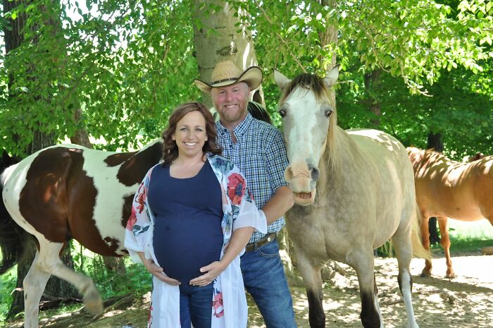 Pareja en sesión de fotos junto a un caballo ;Caballito interrumpe sesión de maternidad y su sonrisa hace reír a todo internet