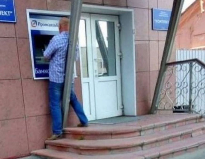 Persona haciendo una pose extraña mientras está parado en la calle