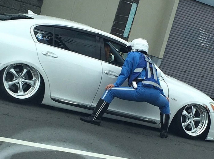 Persona haciendo una pose extraña mientras está parado en la calle