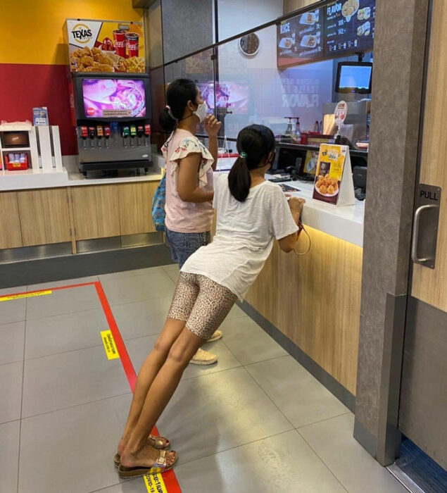 Persona haciendo una pose extraña mientras está parado en la calle