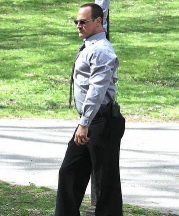 Persona haciendo una pose extraña mientras está parado en la calle