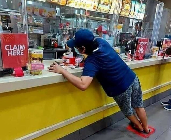 Persona haciendo una pose extraña mientras está parado en la calle