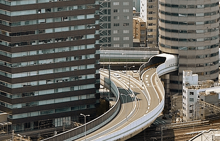 Un tren atraviesa un edificio