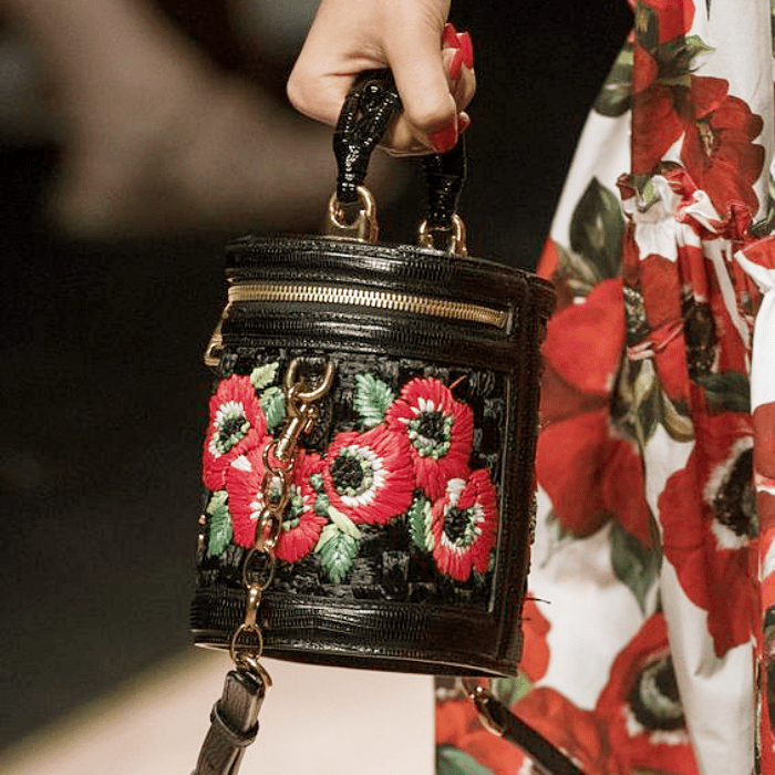 mini bolso, bolsita, bolso pequeño, micro bolso de piel, con asas gruesas, delgadas, correa larga, en color blanco, rosa, morado, negro, bordado, con perlas y cadenas doradas