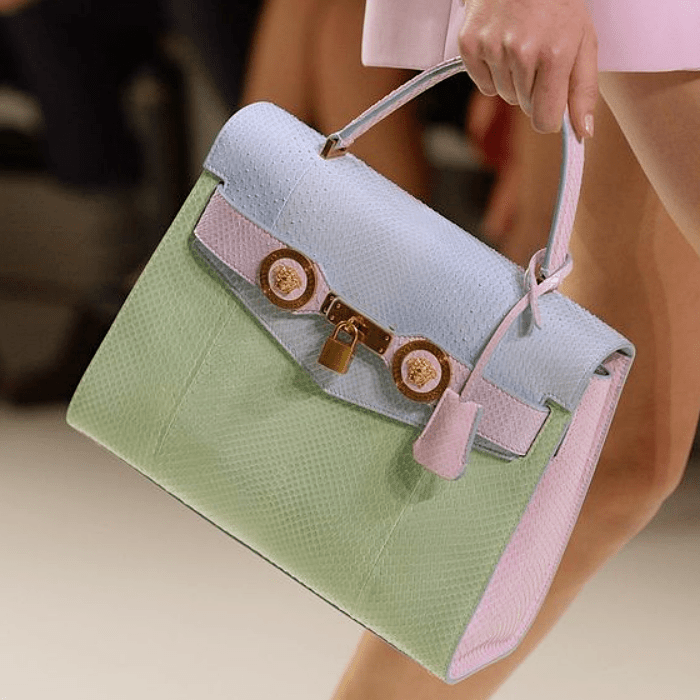 mini bolso, bolsita, bolso pequeño, micro bolso de piel, con asas gruesas, delgadas, correa larga, en color blanco, rosa, morado, negro, bordado, con perlas y cadenas doradas