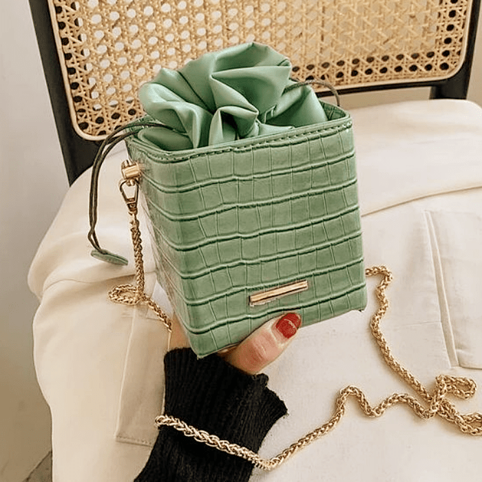 mini bolso, bolsita, bolso pequeño, micro bolso de piel, con asas gruesas, delgadas, correa larga, en color blanco, rosa, morado, negro, bordado, con perlas y cadenas doradas