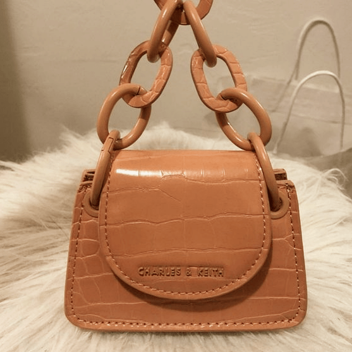 mini bolso, bolsita, bolso pequeño, micro bolso de piel, con asas gruesas, delgadas, correa larga, en color blanco, rosa, morado, negro, bordado, con perlas y cadenas doradas