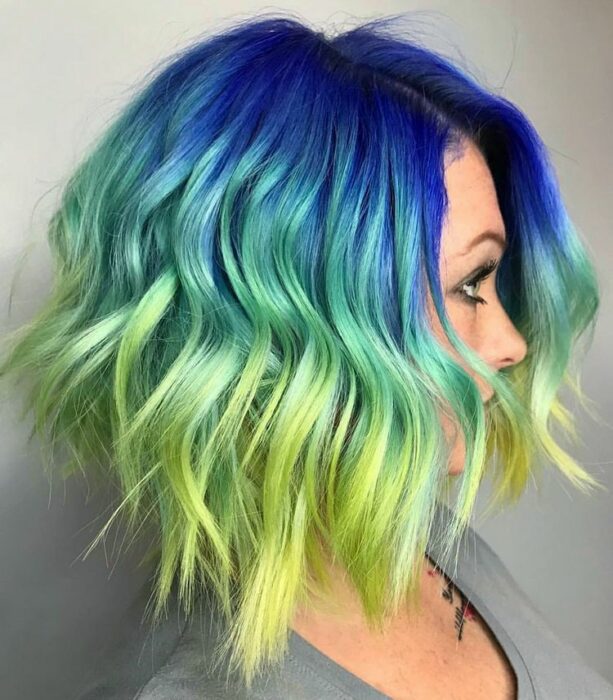 Chica con tintes dobles en verde y azul; Peinados que puedes hacer con tu cabello colorido