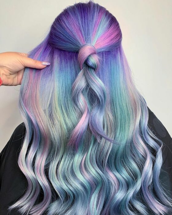 Chica con tinte en tonos morados, rosa y azul; Peinados que puedes hacer con tu cabello colorido