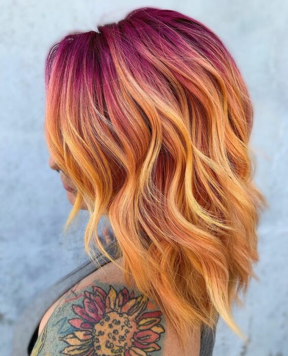 Chica con tinte naranja y rosa; Peinados que puedes hacer con tu cabello colorido