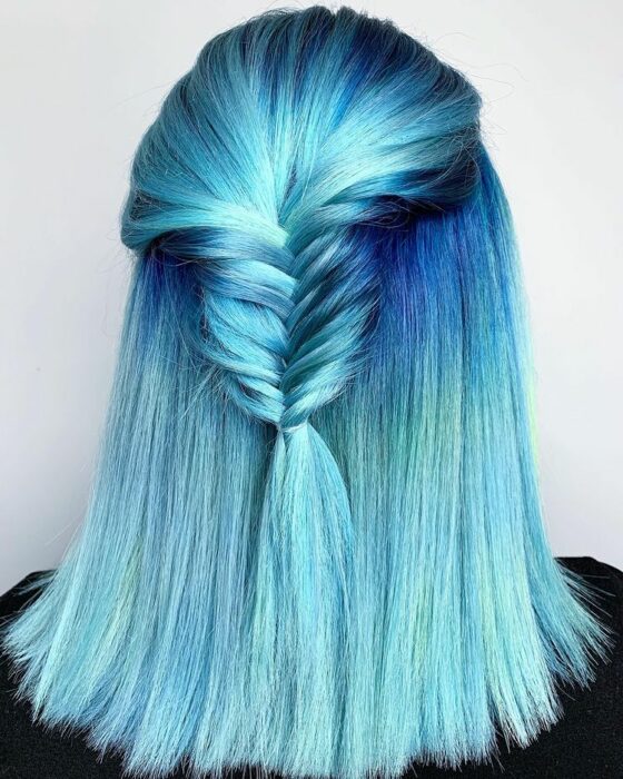 Chica con tinte doble en tonos azules; Peinados que puedes hacer con tu cabello colorido