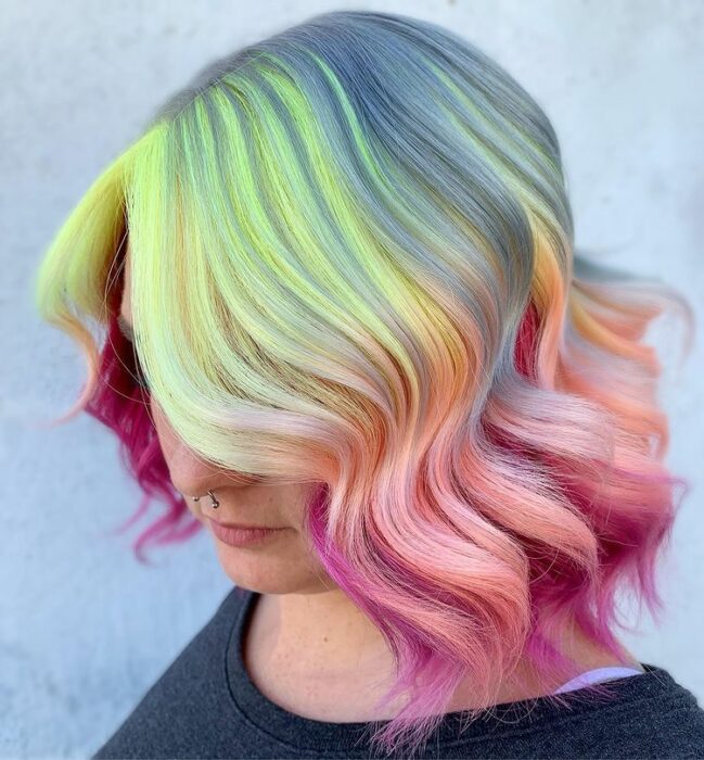 Chica con tinte en verde, rosa, morado y gris; Peinados que puedes hacer con tu cabello colorido