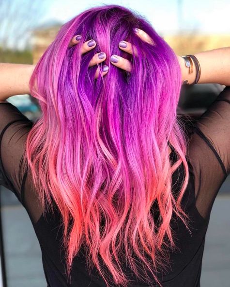 Chica con tinte en tono morado y naranja; Peinados que puedes hacer con tu cabello colorido