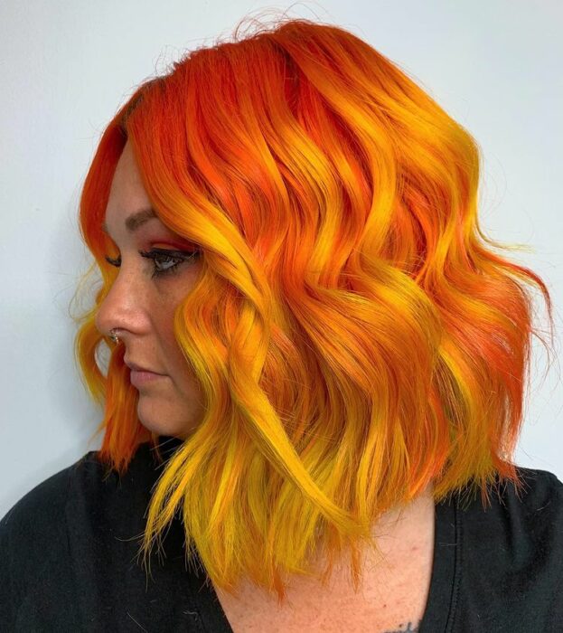 Chica con tinte en tono amarillo y naranja; Peinados que puedes hacer con tu cabello colorido