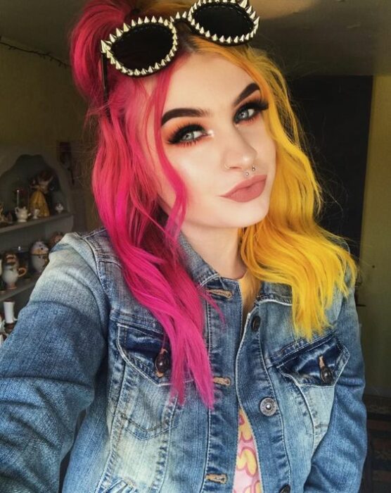Chica con tinte en rosa fucsia y amarillo canario; Peinados que puedes hacer con tu cabello colorido