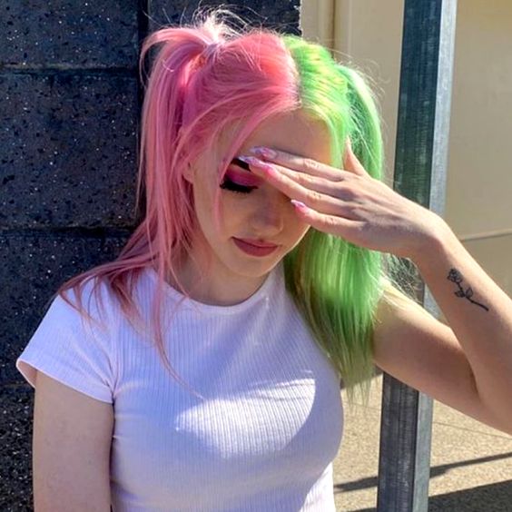 Chica con tinte doble en rosa pastel y verde; Peinados que puedes hacer con tu cabello colorido