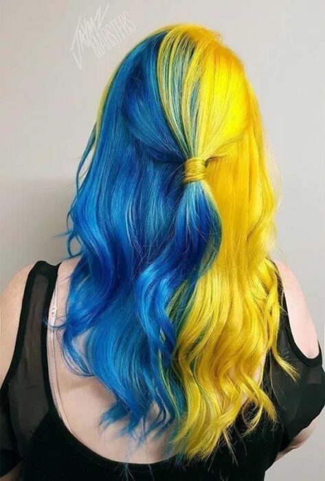 Chica con tinte doble en amarillo y azul rey; Peinados que puedes hacer con tu cabello colorido