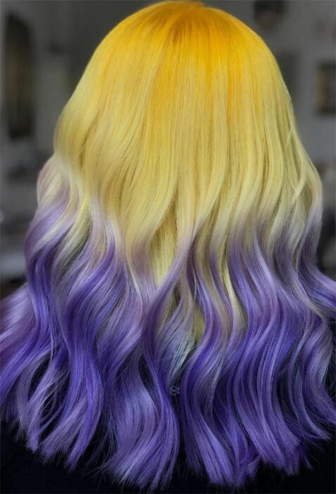 Chica con tinte doble en amarillo y violeta; Peinados que puedes hacer con tu cabello colorido