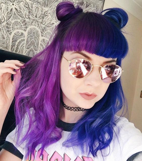 Chica con tinte doble en morado y lila; Peinados que puedes hacer con tu cabello colorido