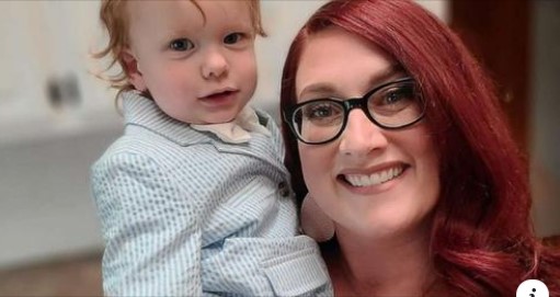 Mamá e hijo posando juntos para una foto 
