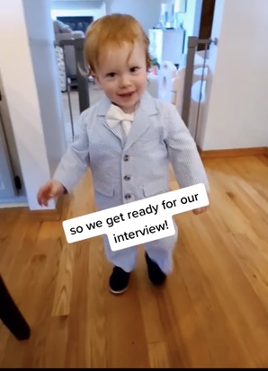 pequeño en tik tok vestido con un traje de color azul 