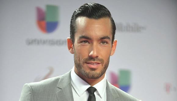 Aaron Diaz posando para una foto