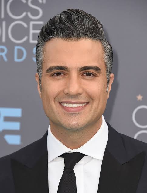 Jaime Camil posando para una foto