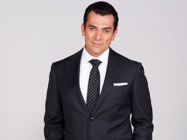 Jorge Salinas posando para una foto