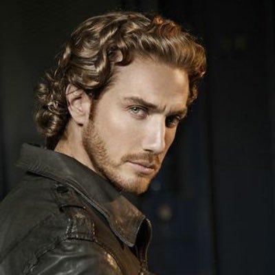 Eugenio Siller posando para una foto