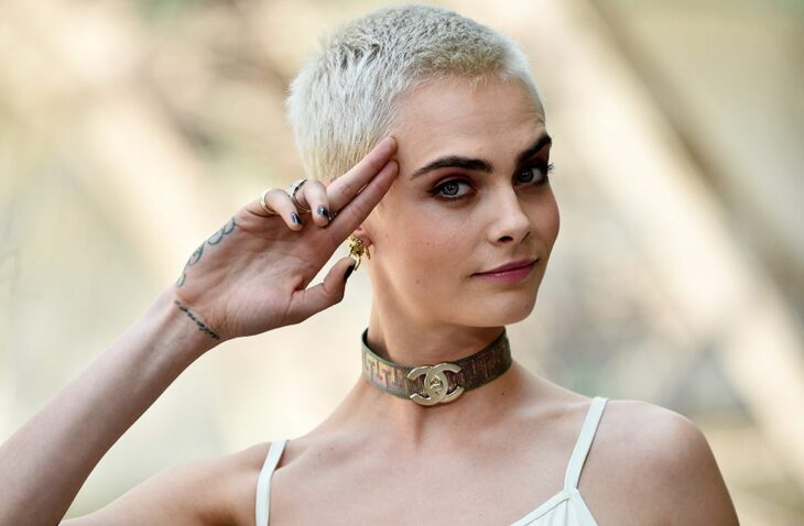 Cara Delevingne posando para una foto en una alfombra roja