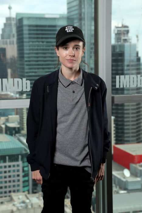 Elliot Page posando para una fotografía de una revista