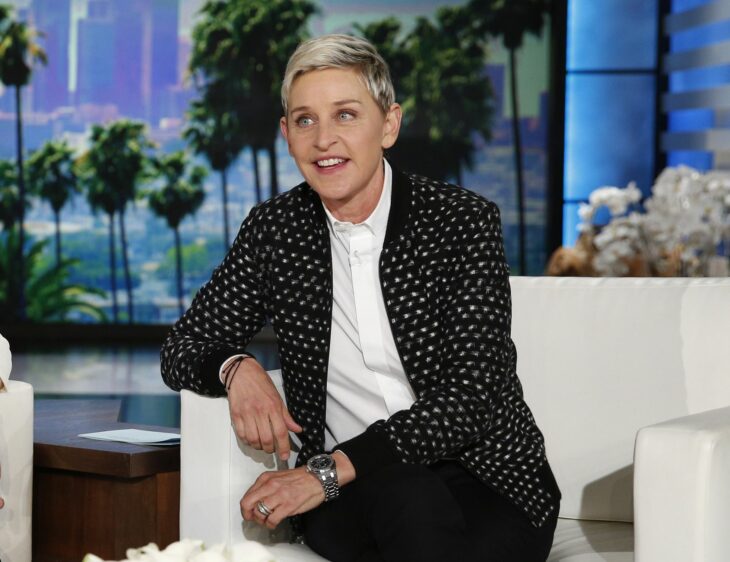 Ellen DeGeneres sentada en un sofá durante su programa