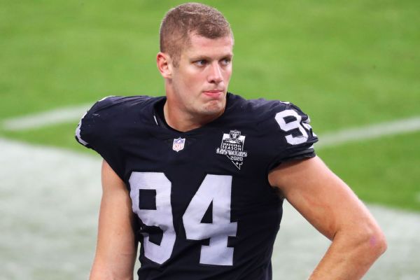 Carl Nassib durante un juego de la NFL