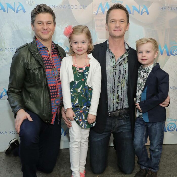 Neil Patrick Harris posando para una foto junto a su familia