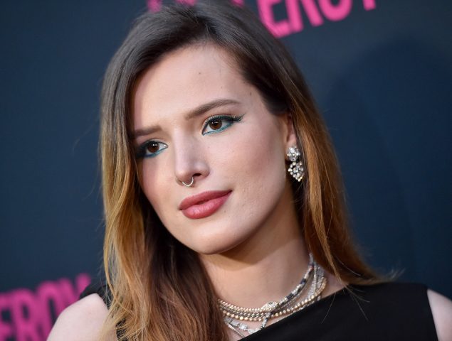 Bella Thorne posando para una foto en una alfombra roja