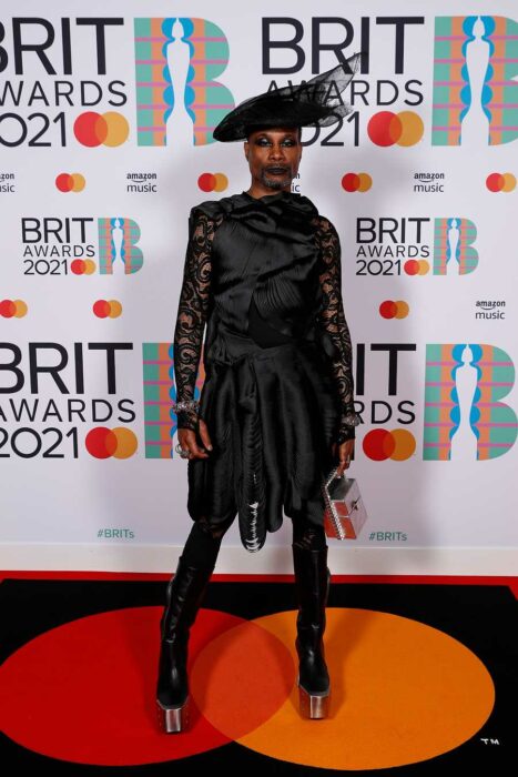 Billy Porter posando para una foto durante una alfombra roja