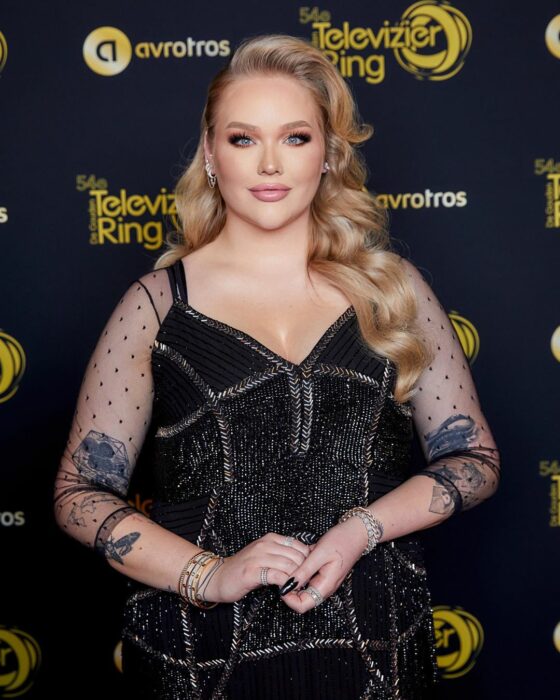 Nikkie Tutorials posando para una foto durante una alfombra roja