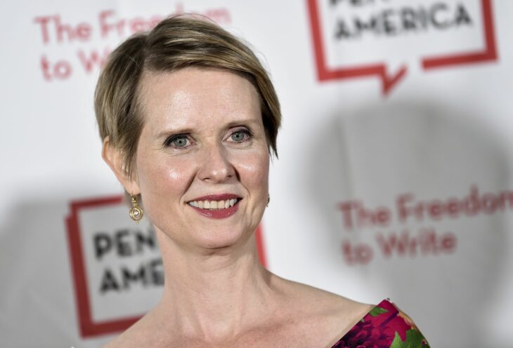 Cynthia Nixon posando para una foto durante una alfombra roja