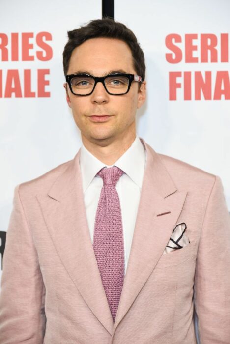 Jim Parsons posando para una foto durante una alfombra roja