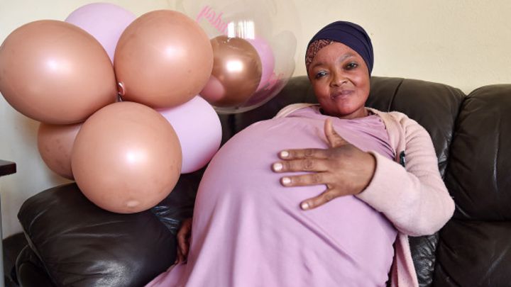 Mujer sudafricana con un enorme vientre de embarazo 