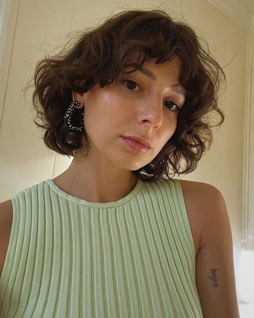 Chica usando un fleco estilo Waft con un corte pixie