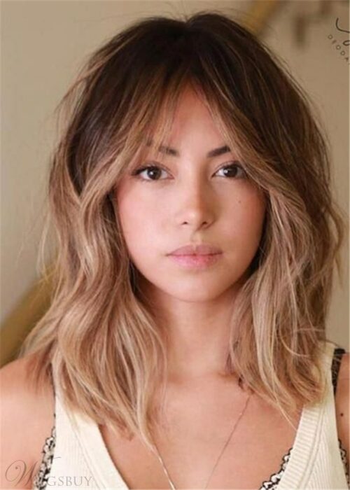 Chica usando un fleco estilo Waft con el cabello corto